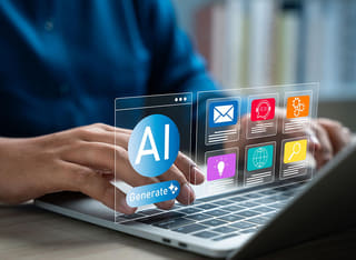 Persona que inicia en criptomonedas estudiando las bases de la negociación automática con inteligencia artificial
