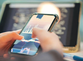 Persona que invierte comprobando un proceso claro de transferencia y retiro de fondos