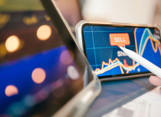 Operador de múltiples mercados estudiando alternativas en forex, Bitcoin y Ethereum