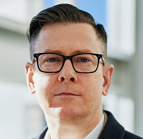 Alexander Hughes, CEO y directivo en una empresa de trading de criptomonedas, retrato
